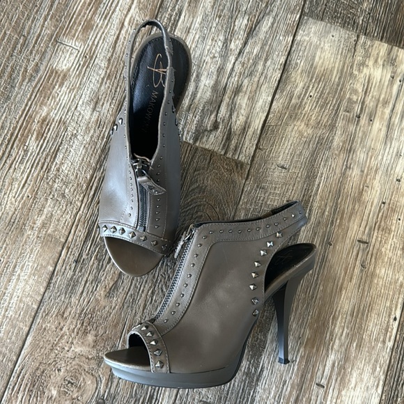 В Makowsky Open Toe/Back Leather Studded
Stiletto, 6M - Picture 3 of 12